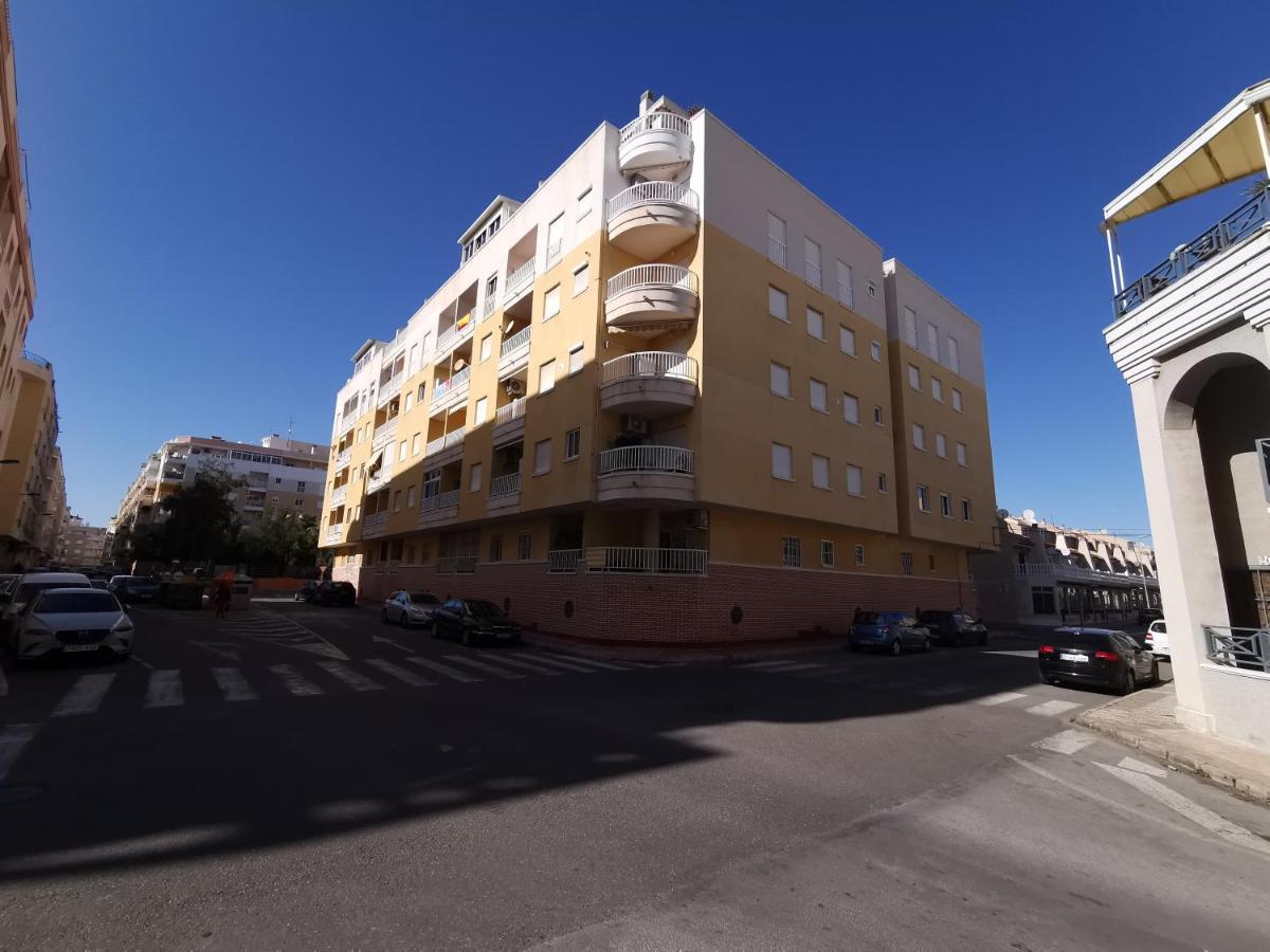 Rent an apartment in Torrevieja Buitenkant foto